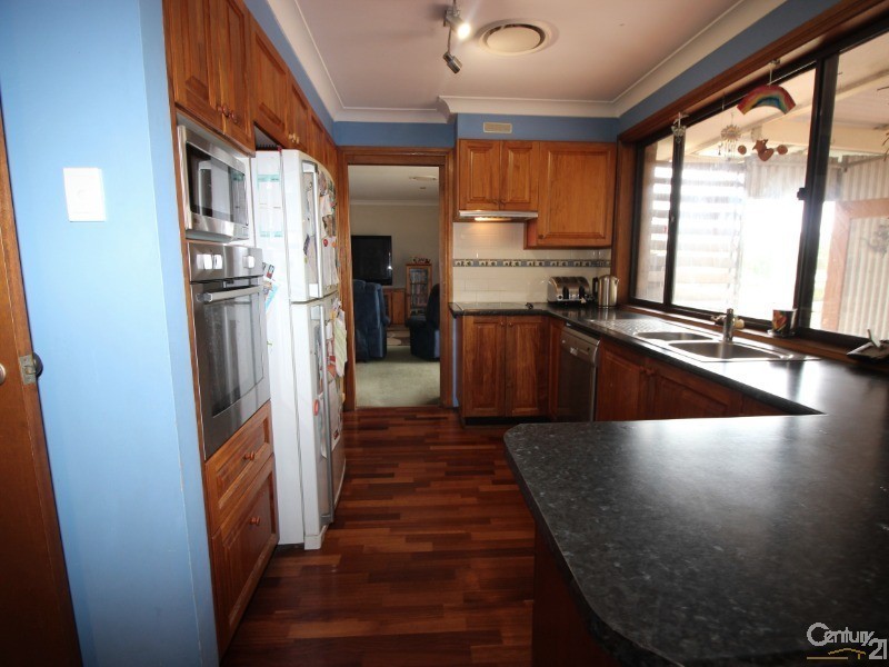 33 Throckmorton Street, Killingworth NSW 2278