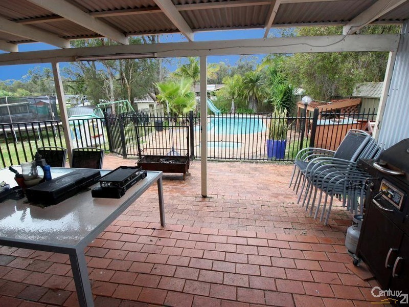 33 Throckmorton Street, Killingworth NSW 2278