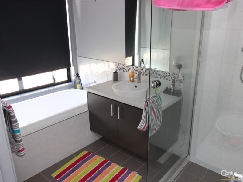 15 Guildford Grove, Cameron Park NSW 2285