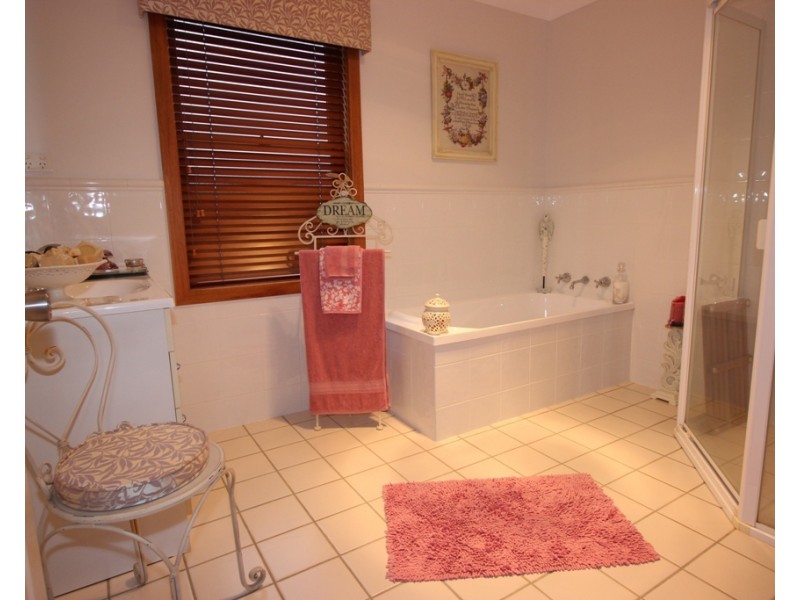 27 Araminta Chase, Cameron Park NSW 2285