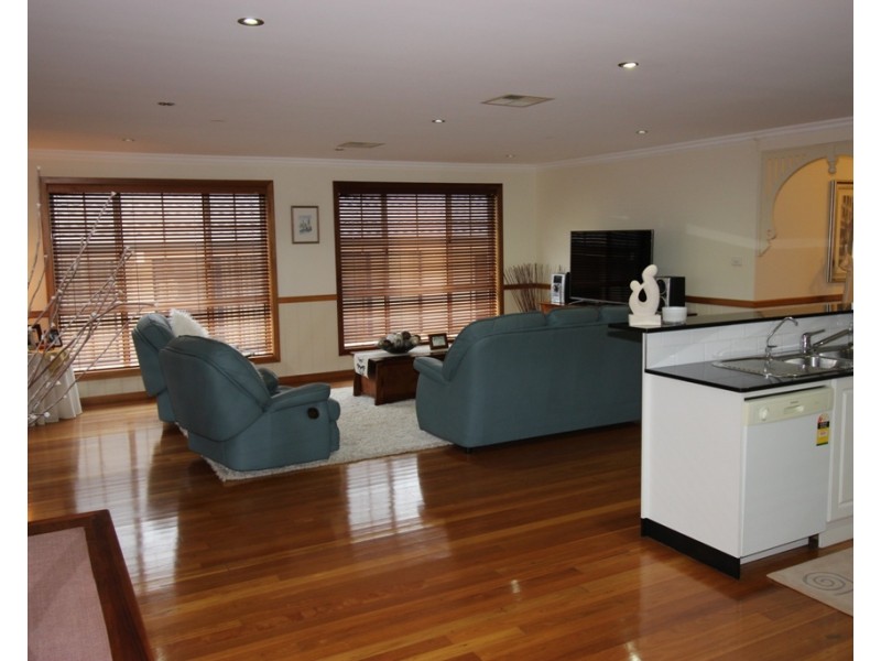 27 Araminta Chase, Cameron Park NSW 2285