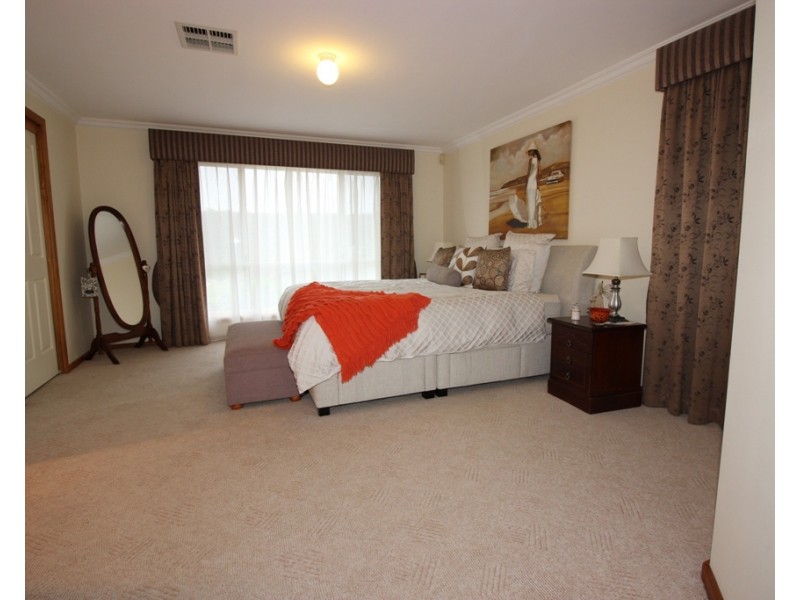 27 Araminta Chase, Cameron Park NSW 2285