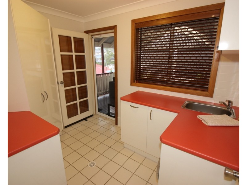 27 Araminta Chase, Cameron Park NSW 2285