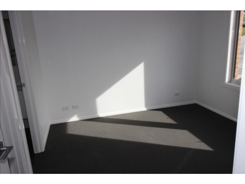 1 Kuraman Close, Macquarie Hills NSW 2285