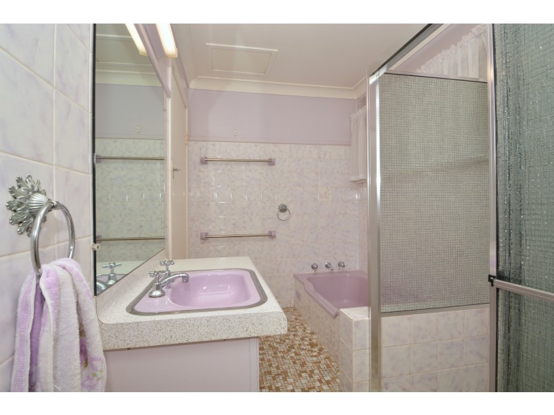 4 Weatherley Street, Booragul NSW 2284