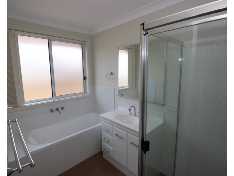 5 Clarkstone Avenue, Cameron Park NSW 2285