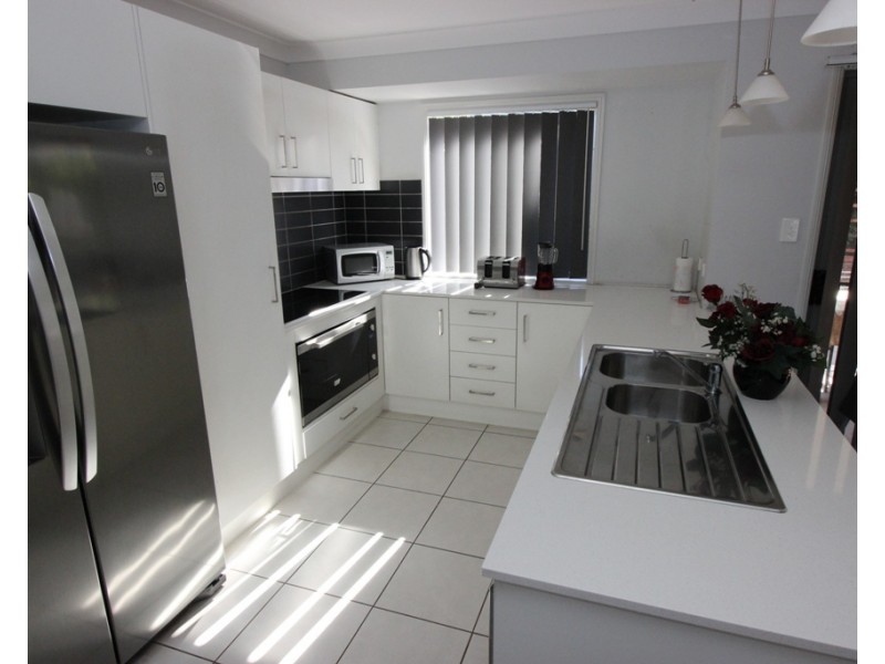 25 Medina Place, Cameron Park NSW 2285