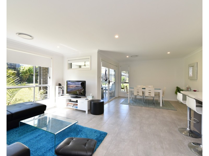 27 Medina Place, Cameron Park NSW 2285