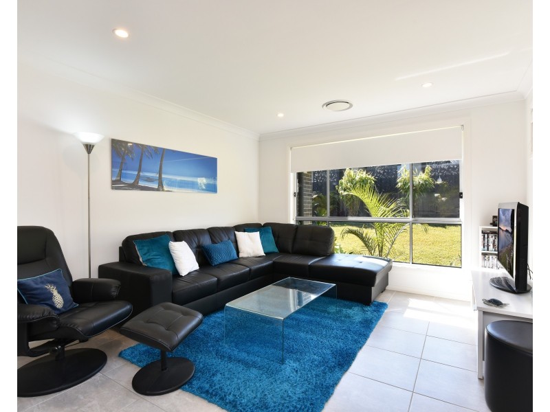 27 Medina Place, Cameron Park NSW 2285