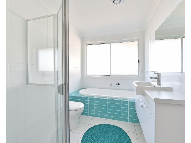 27 Medina Place, Cameron Park NSW 2285