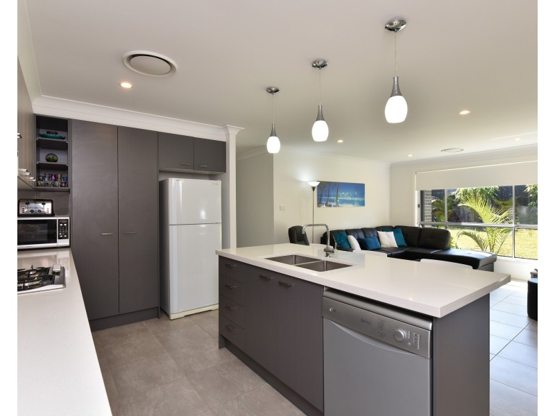 27 Medina Place, Cameron Park NSW 2285