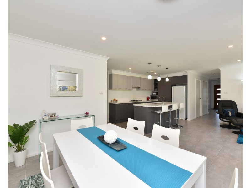 27 Medina Place, Cameron Park NSW 2285