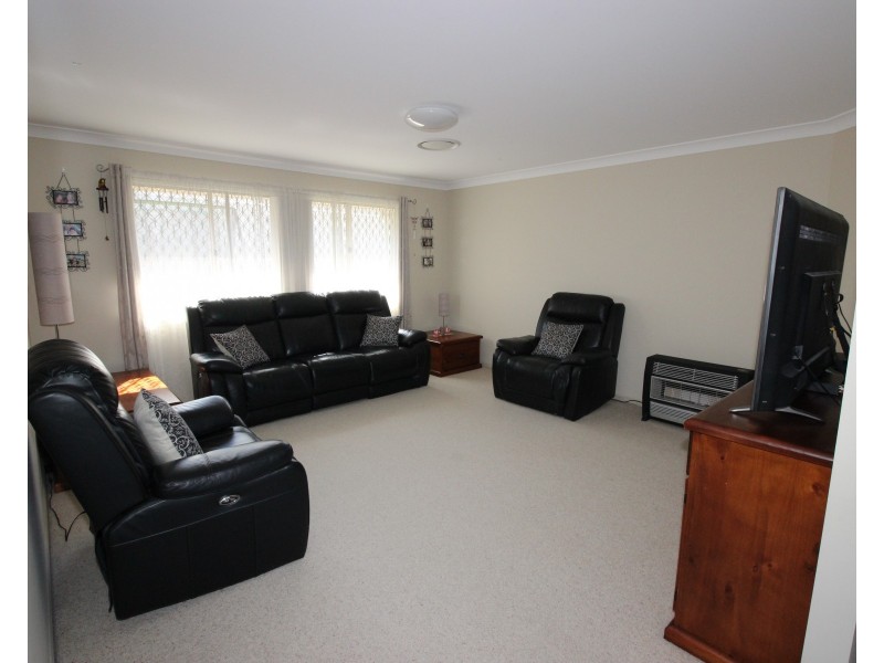6 Redmond Circuit, Cameron Park NSW 2285