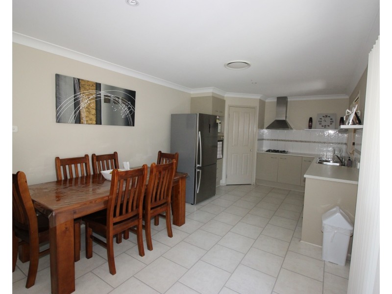 6 Redmond Circuit, Cameron Park NSW 2285