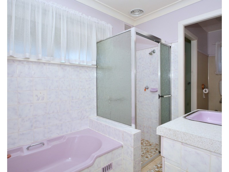 4 Weatherley Street, Booragul NSW 2284