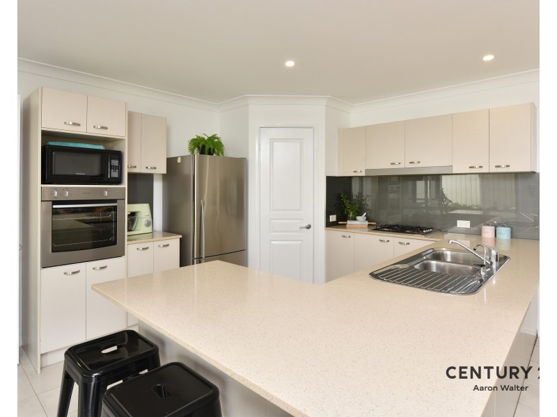 8 Lakeaire Circuit, Cameron Park NSW 2285