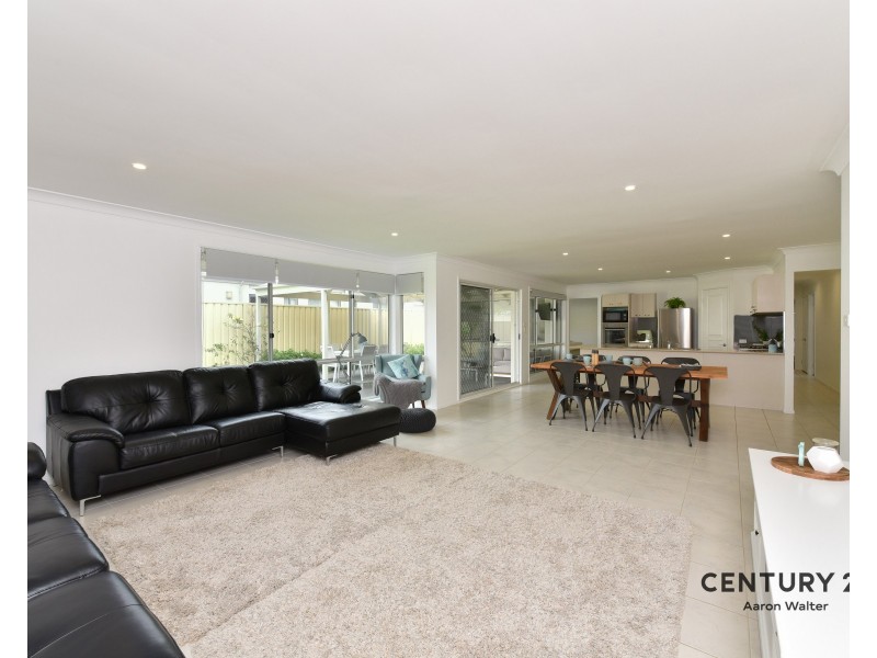 8 Lakeaire Circuit, Cameron Park NSW 2285