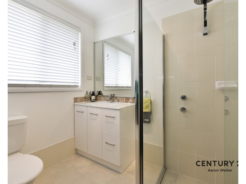 8 Lakeaire Circuit, Cameron Park NSW 2285