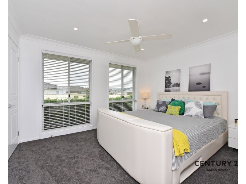 8 Lakeaire Circuit, Cameron Park NSW 2285