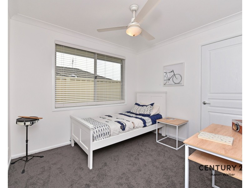 8 Lakeaire Circuit, Cameron Park NSW 2285