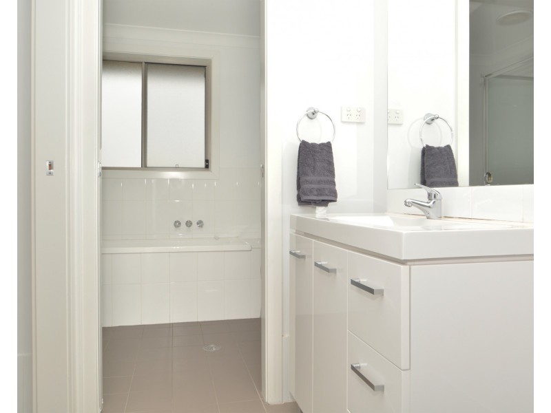 11/8 Angophora Drive, Warabrook NSW 2304