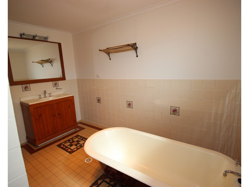 18 Throckmorton Street, Killingworth NSW 2278