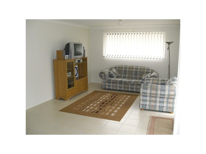 10 Lakeaire Circuit, Cameron Park NSW 2285