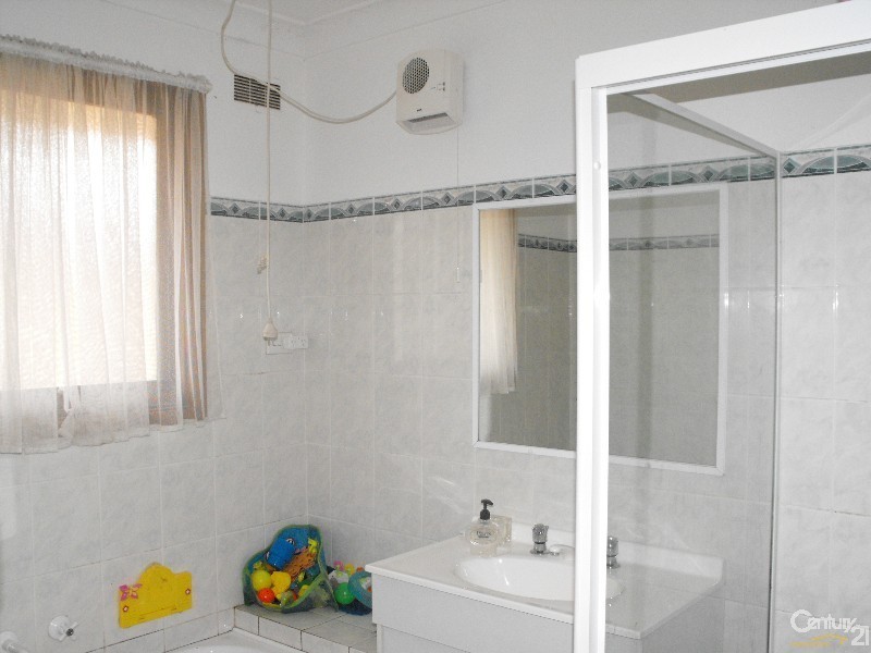 40 OAK DRIVE, Georges Hall NSW 2198