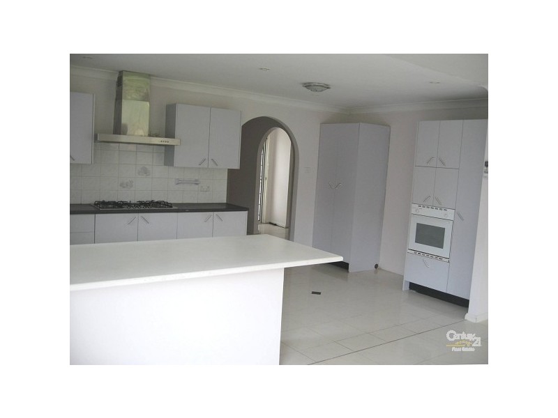 8 LOVEGROVE DRIVE, Quakers Hill NSW 2763