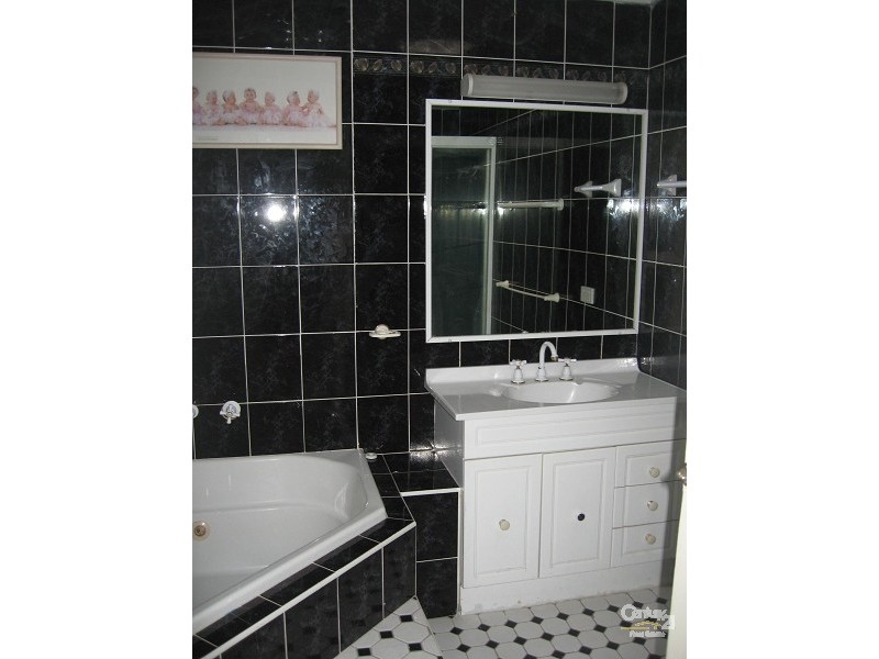 8 LOVEGROVE DRIVE, Quakers Hill NSW 2763