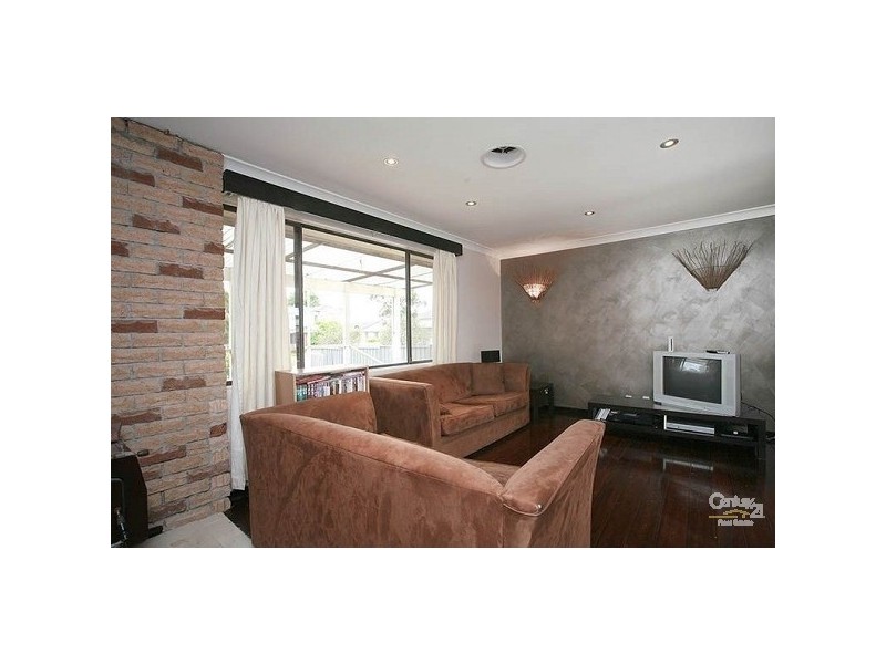 8 CHISOLM STREET, Quakers Hill NSW 2763