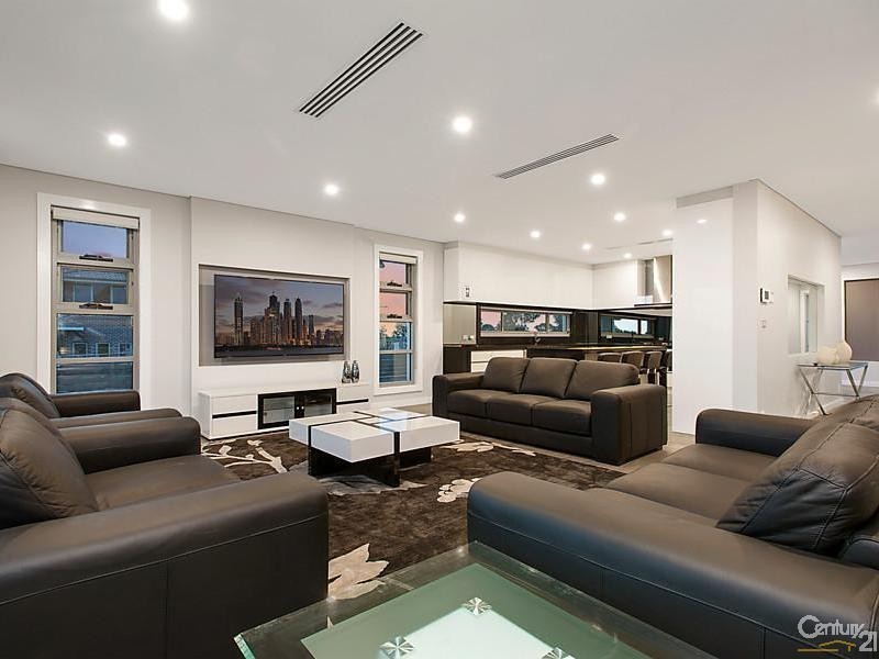 15 Lyrebird Crescent, The Ponds NSW 2769