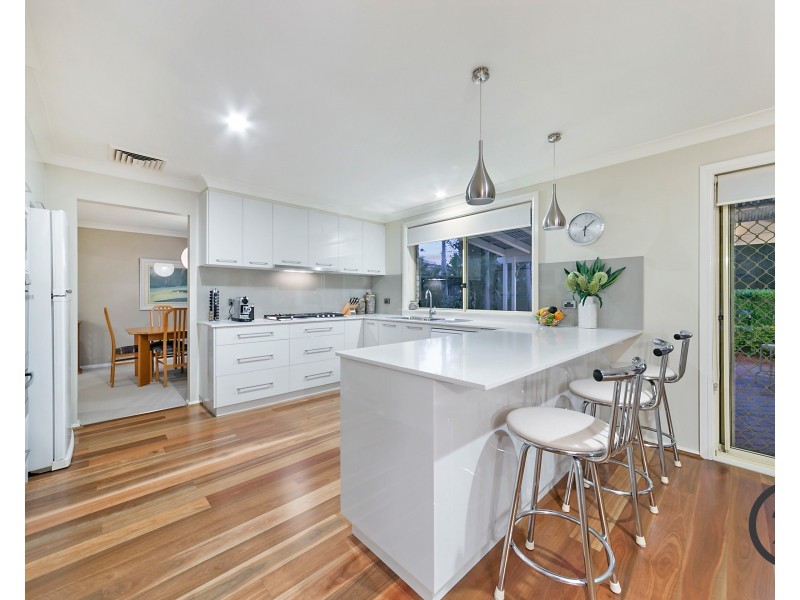 8 Eugenes Glen, Beaumont Hills NSW 2155