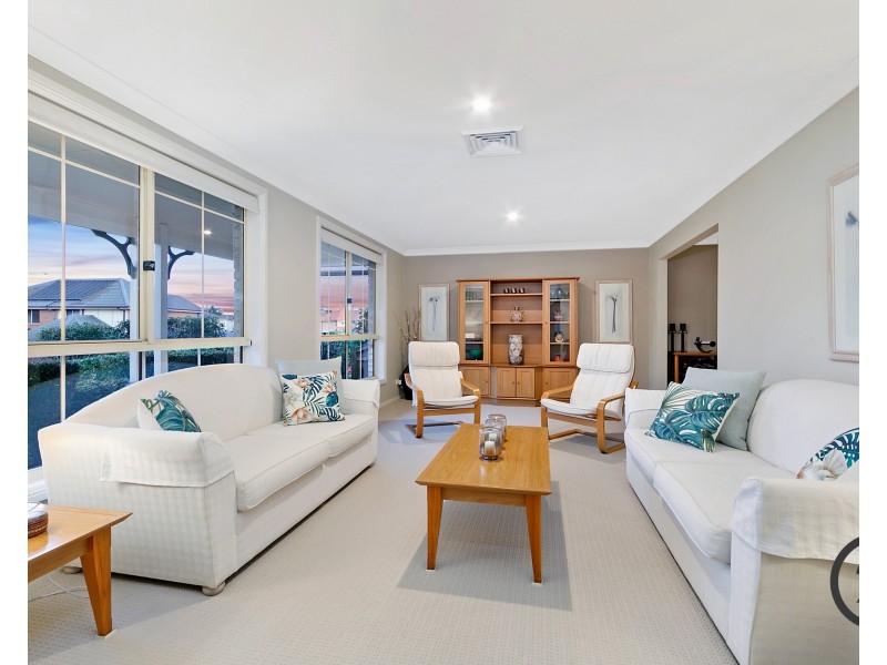 8 Eugenes Glen, Beaumont Hills NSW 2155