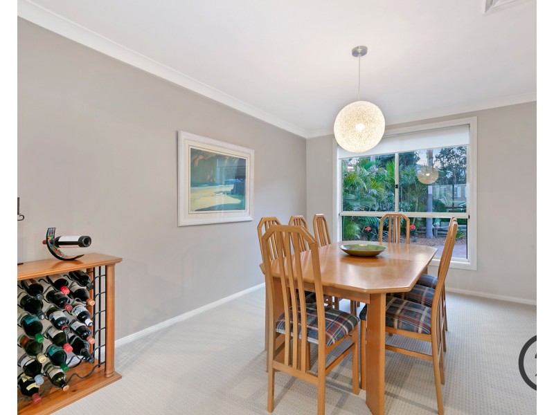 8 Eugenes Glen, Beaumont Hills NSW 2155