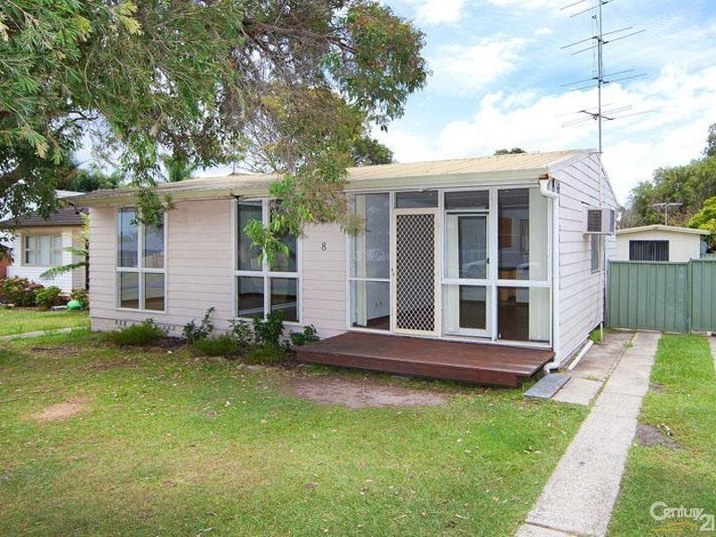 8 Fourth Av, Toukley NSW 2263