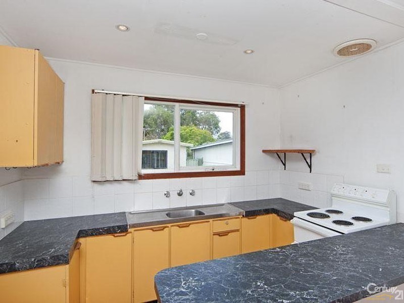 8 Fourth Av, Toukley NSW 2263