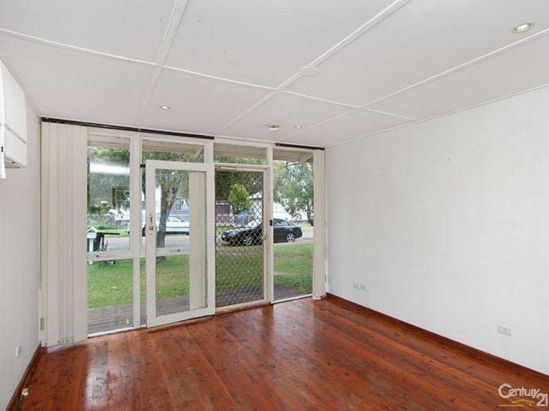 8 Fourth Av, Toukley NSW 2263