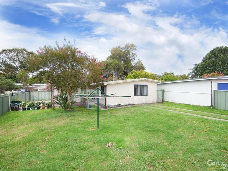 8 Fourth Av, Toukley NSW 2263