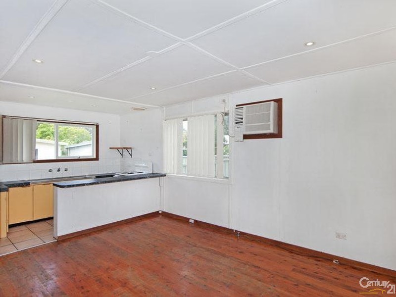 8 Fourth Av, Toukley NSW 2263