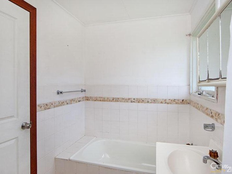 8 Fourth Av, Toukley NSW 2263