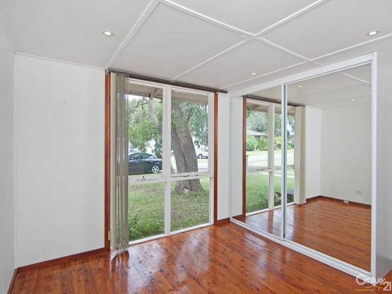 8 Fourth Av, Toukley NSW 2263