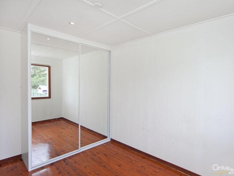 8 Fourth Av, Toukley NSW 2263