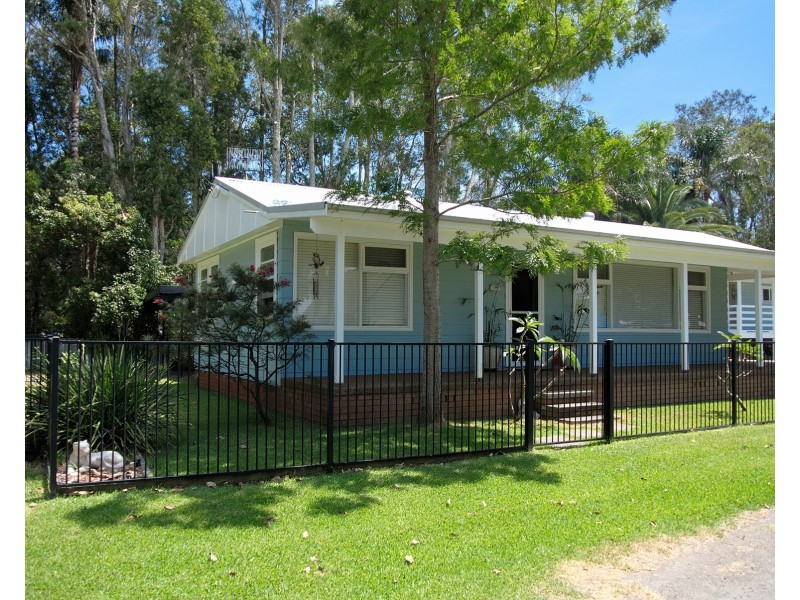 4 Peace Pde, Pindimar NSW 2324
