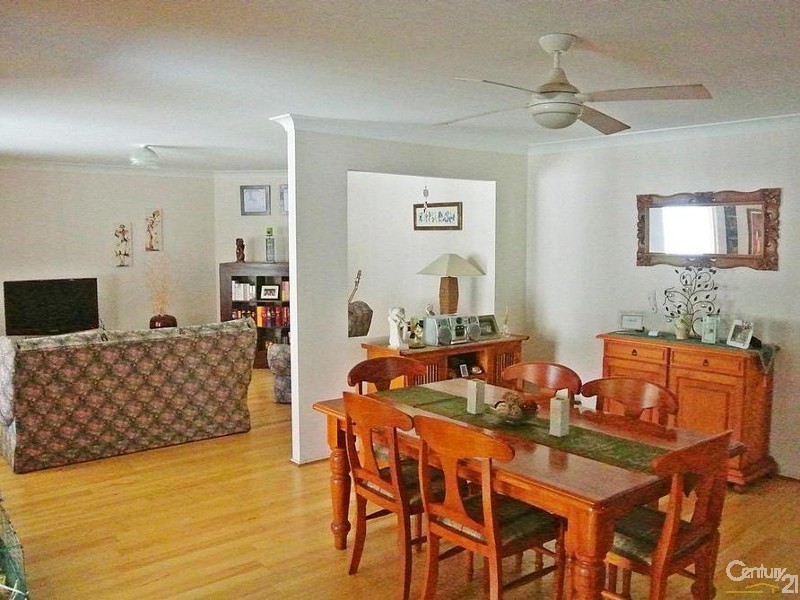 7 Holbert Cl, Tea Gardens NSW 2324