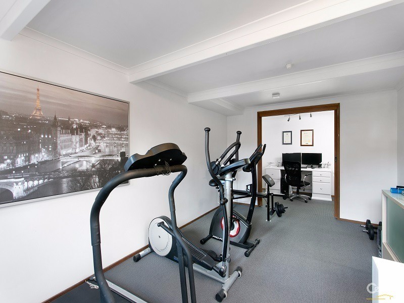 33 Urana Road, Yarrawarrah NSW 2233