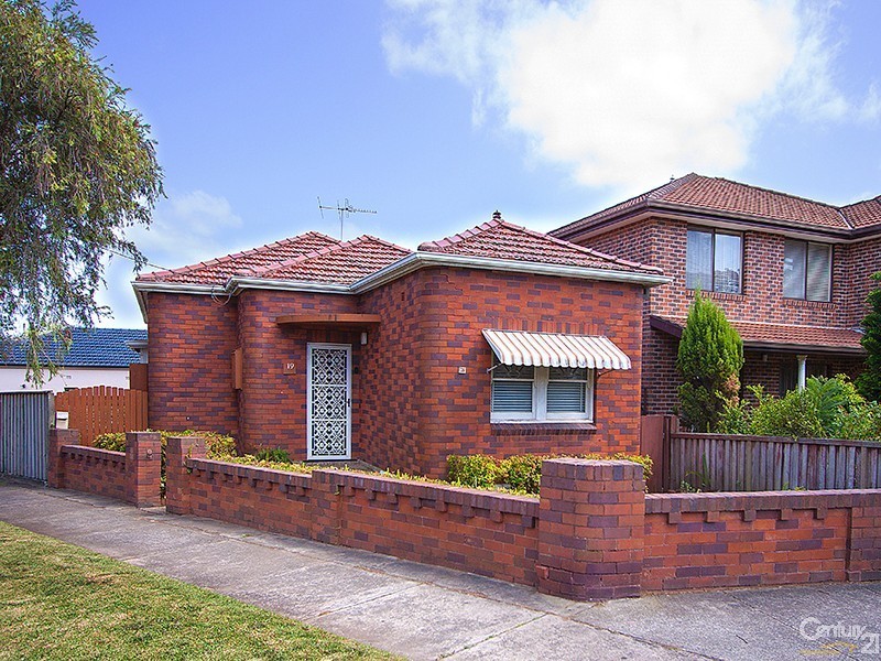 19 Mons Street, Canterbury NSW 2193