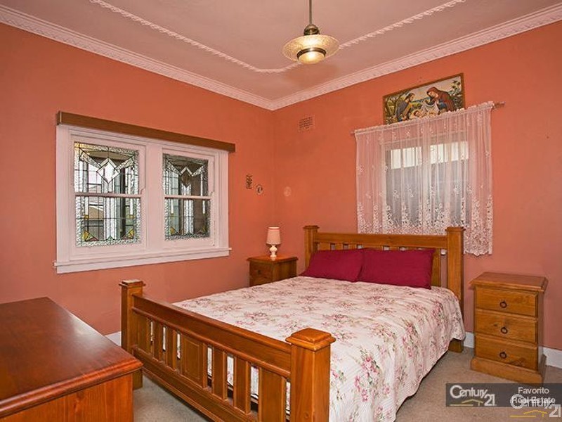 8 Woodlawn Avenue, Earlwood NSW 2206