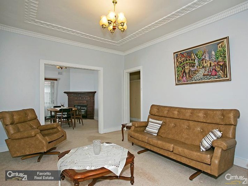 8 Woodlawn Avenue, Earlwood NSW 2206