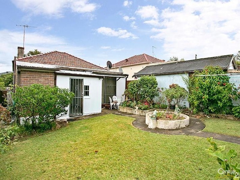 8 Woodlawn Avenue, Earlwood NSW 2206